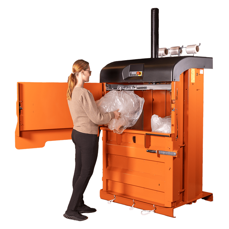 ORWAK COMPACT 3120 – geöffnete Ballenpresse mit Mensch bei der Befüllung