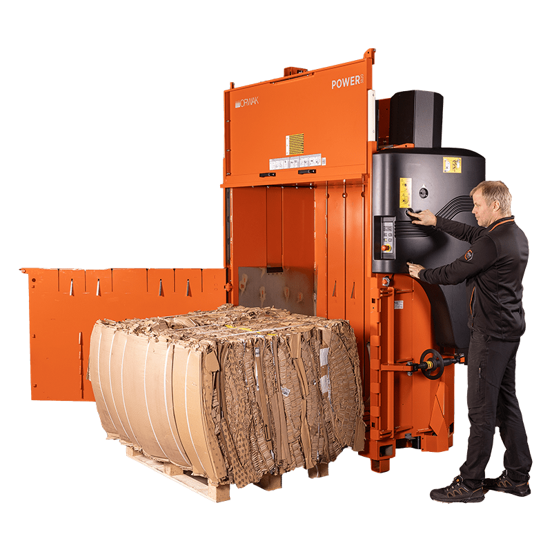 ORWAK POWER 3820 – Karton Ballen liegt neben der Ballenpresse nach Entnahme