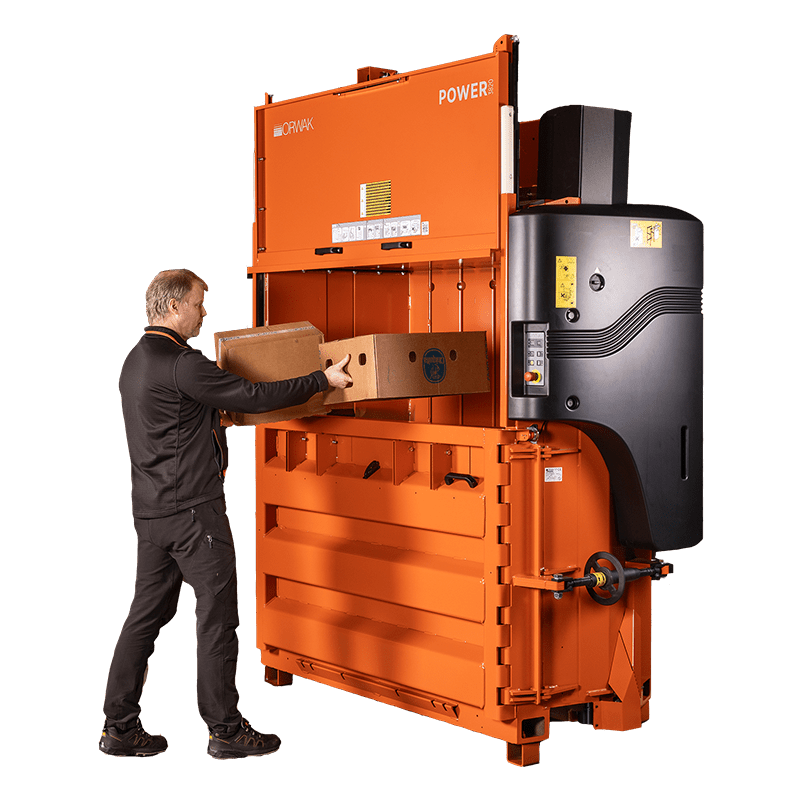 ORWAK POWER 3820 – Ballenpresse geöffnet, Bedienperson füllt Kartonage ein