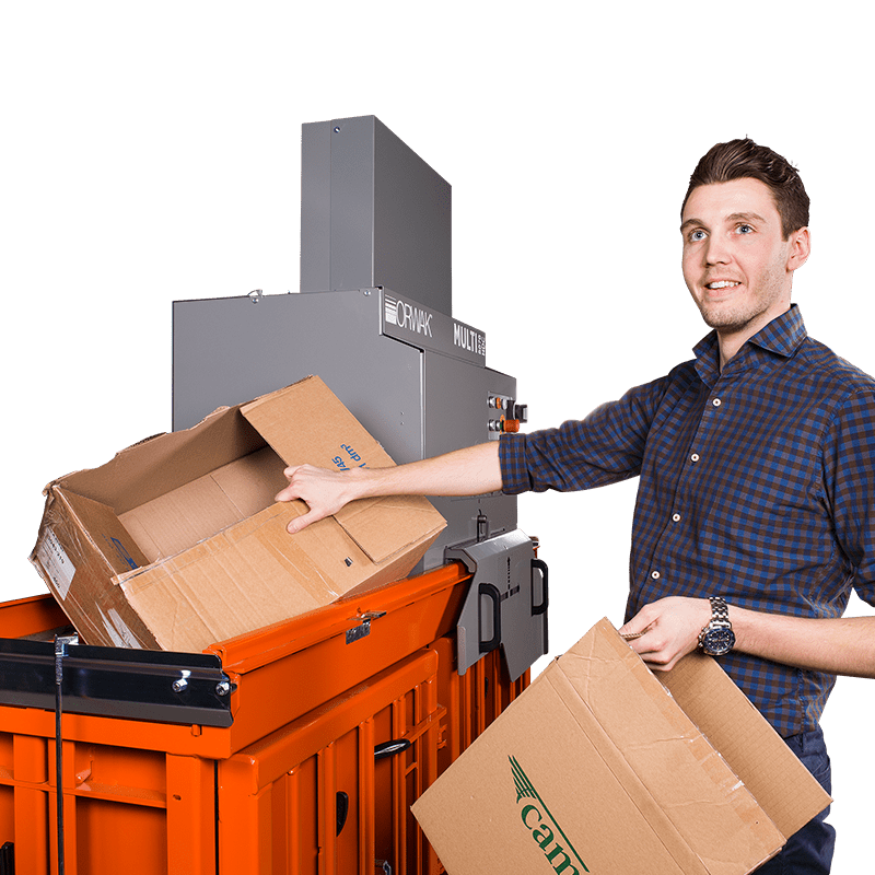 ORWAK MULTI 5070-HDC – Presskammer geöffnet, Bedienperson legt Kartons ein