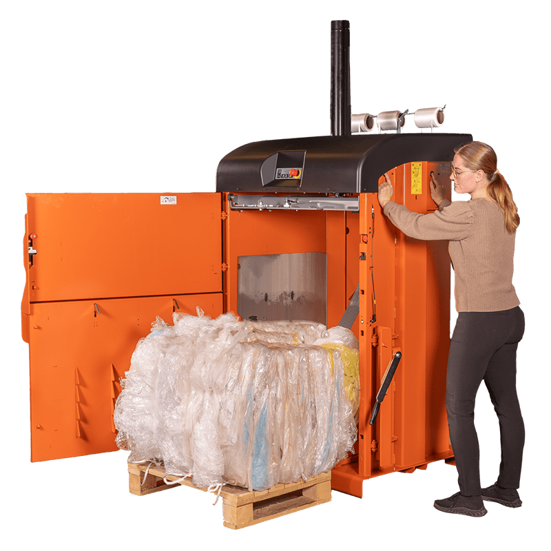 ORWAK COMPACT 3120 – gepresster Ballen neben der Ballenpresse