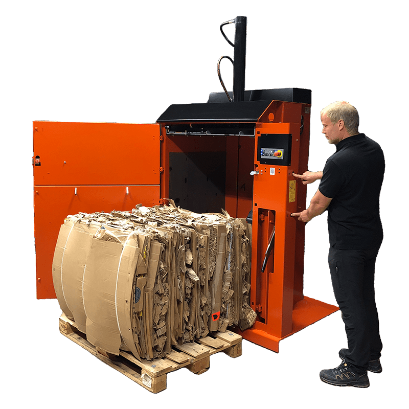 ORWAK COMPACT 3150 – Ballen wird manuell aus der Ballenpresse entnommen