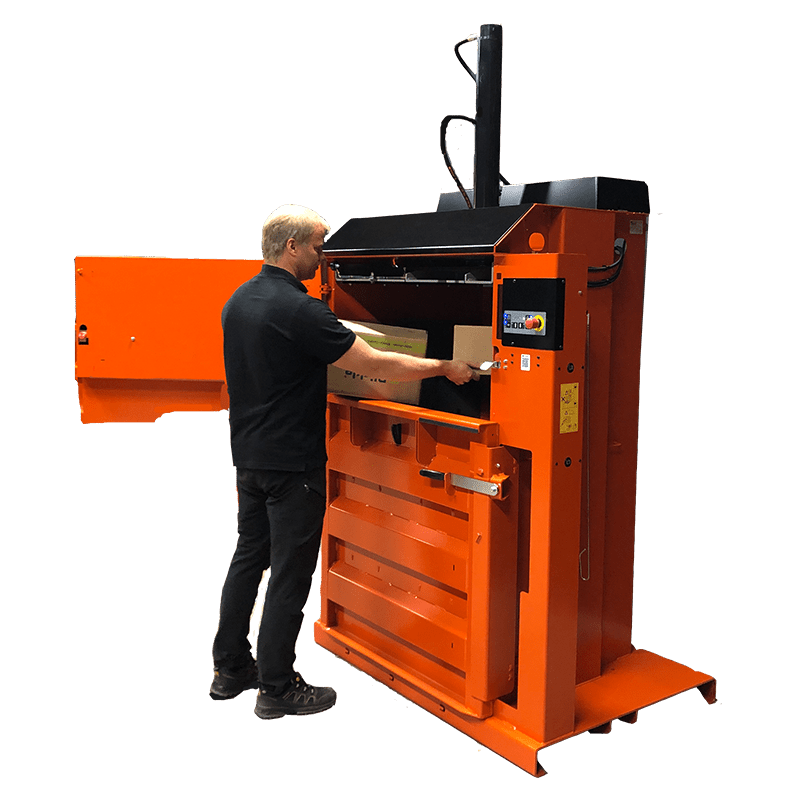 ORWAK COMPACT 3150 – Ballenpresse mit geöffneter Presskammer, Bedienperson befüllt Karton