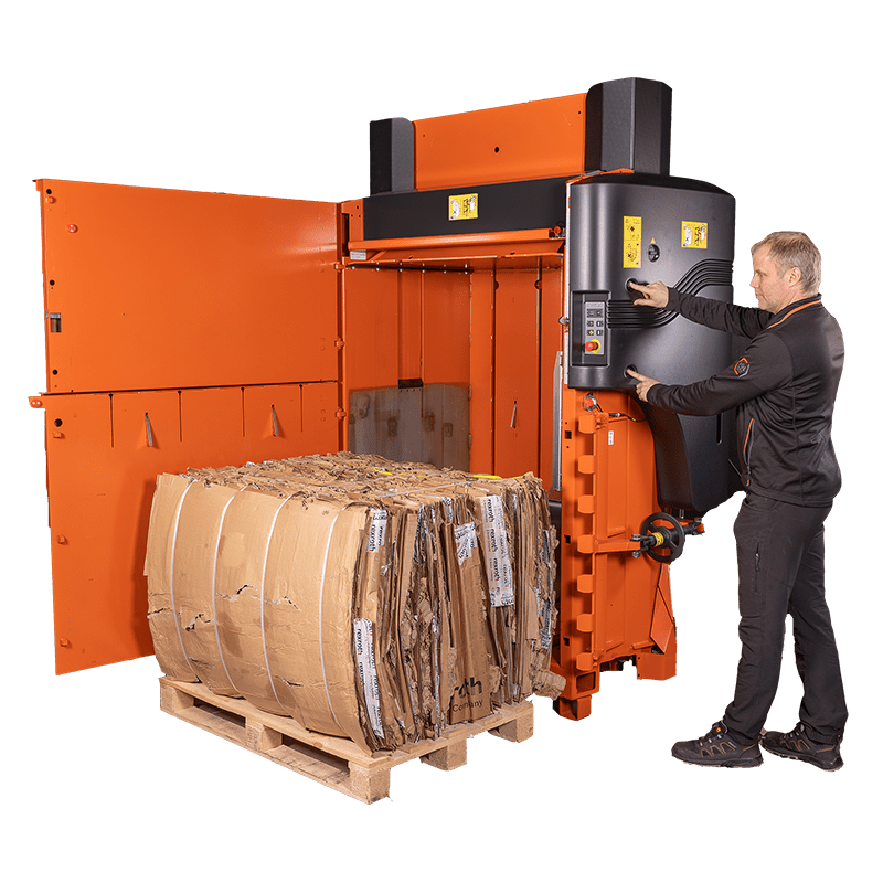 ORWAK POWER 3325 – Ballen wird manuell aus der Ballenpresse entnommen