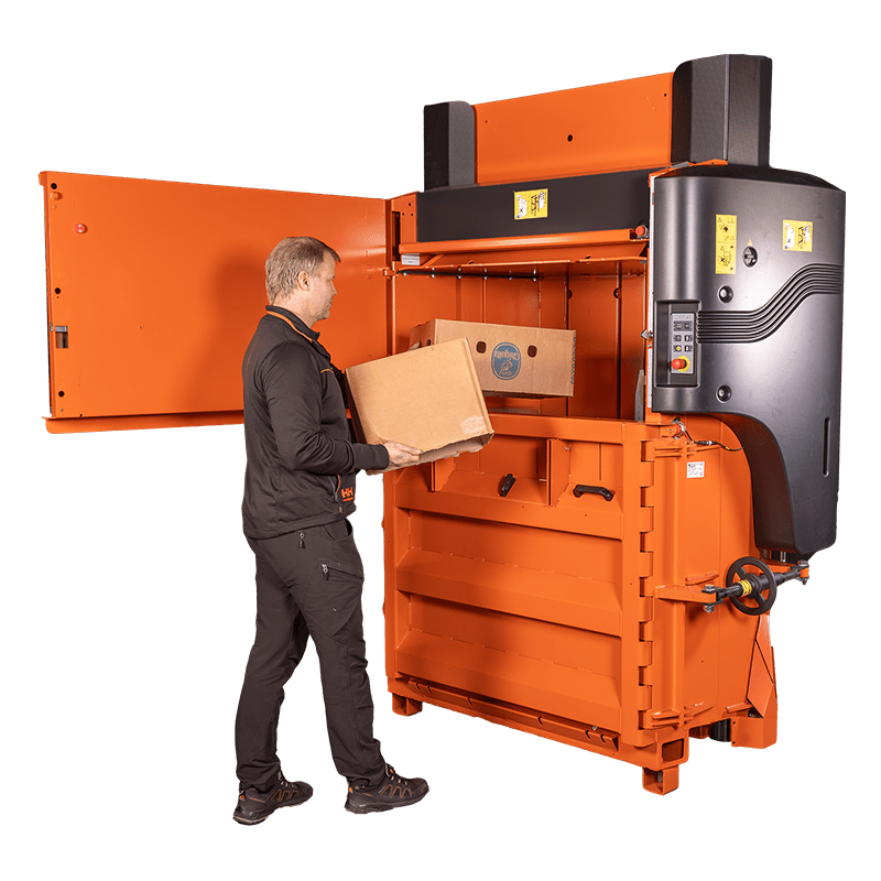 ORWAK POWER 3325 – geöffnete Ballenpresse mit Bedienperson bei Befüllung it Karton