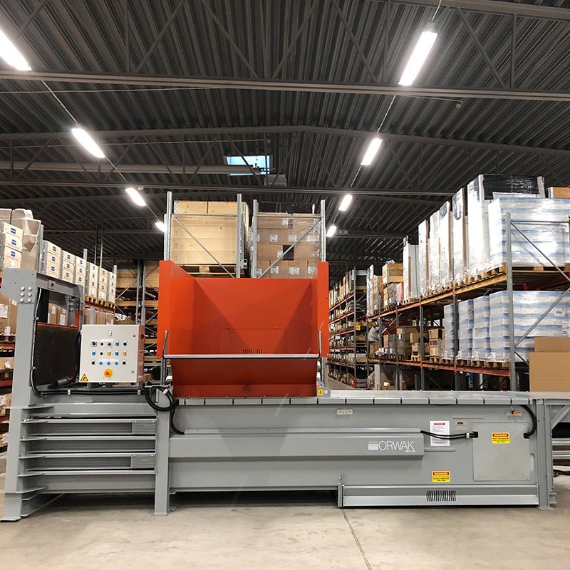 ORWAK SEMI AUTO 1540 – halbautomatische Ballenpresse im Lager, Frontansicht