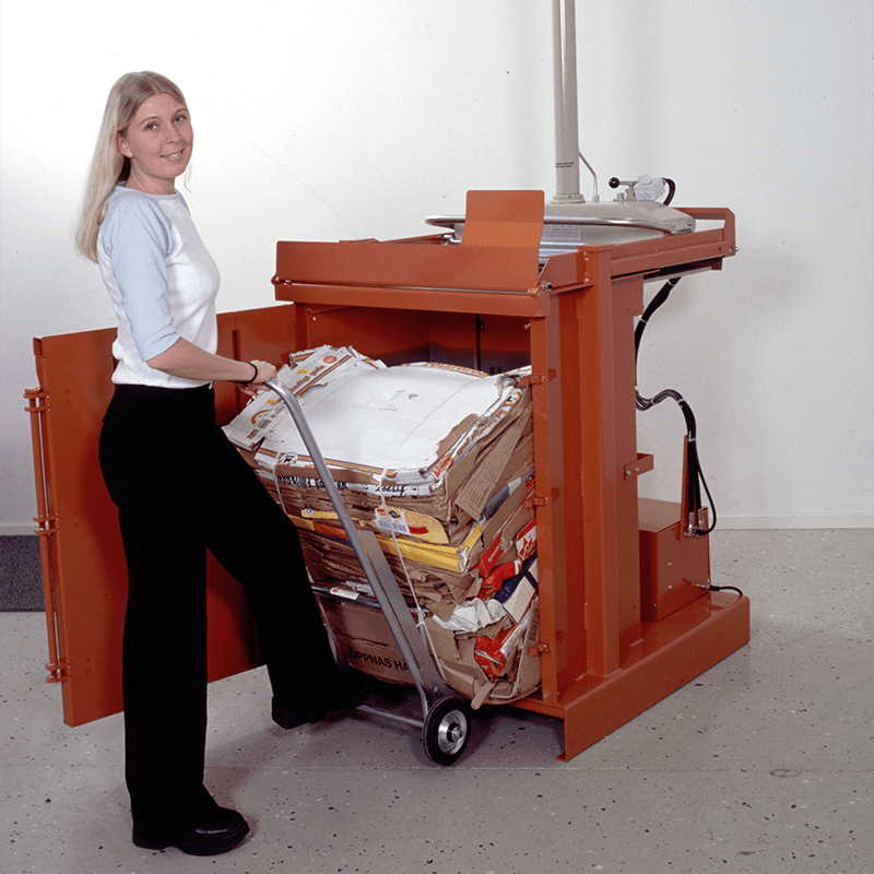 ORWAK FLEX 5010-E – komprimierter Kartonage Ballen wird entnommen