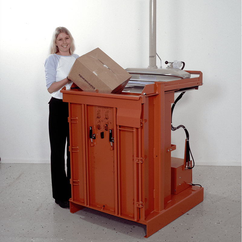 ORWAK FLEX 5010-E – geöffnete Presse, Frau wirft Karton Abfall rein